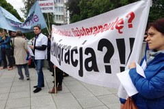 "Nowelizacja to emigracja". Fizjoterapeuci protestowali przed Sejmem 