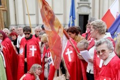 "Obrońcy krzyża" domagają się koronacji Jezusa na króla Polski