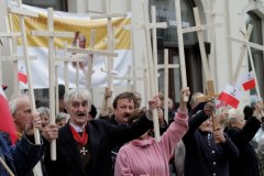 "Obrońcy krzyża" domagają się koronacji Jezusa na króla Polski