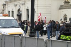 "Obrońcy krzyża" modlą się przed Pałacem Prezydenckim