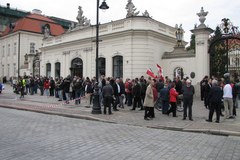 "Obrońcy krzyża" modlą się przed Pałacem Prezydenckim