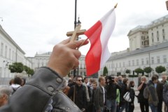 "Obrońcy krzyża" modlą się przed Pałacem Prezydenckim