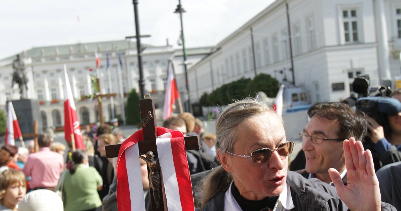 "Obrońcy krzyża" modlą się przed Pałacem Prezydenckim
