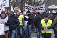 "PiS - grabarze polskiego górnictwa!". Protest górników z kopalni Krupiński