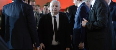 "Pokaż, proszę, pazurki". Jarosław Kaczyński popiera Beatę Szydło ws. nagród