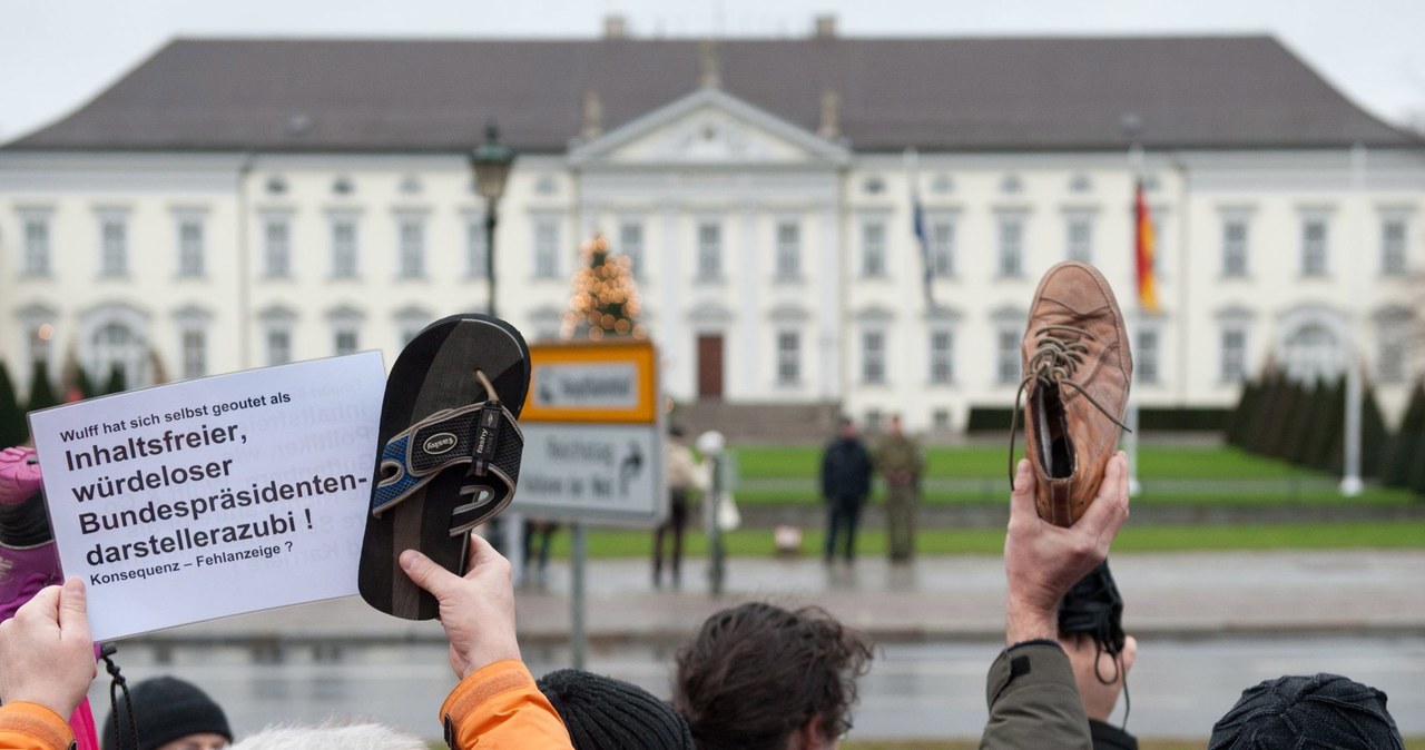 "Pokazać Wulffowi but - Shoe for you, Mr. President!"