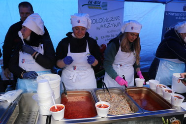 ​"Pomagamy Ukrainie ze smakiem". Akcja charytatywna na krakowskim Małym Rynku