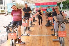 "Pomaganie buduje". Rowerowe miasteczko na placu Szczepańskim w Krakowie
