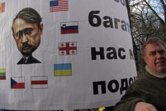 "Putin - morderca, Tusk - zdrajca" - demonstracja przed ambasadą Rosji