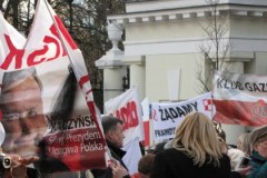 "Putin - morderca, Tusk - zdrajca" - demonstracja przed ambasadą Rosji