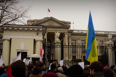"Putin precz!". Manifestacja przed ambasadą Rosji w Warszawie