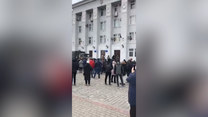 "Putin to dureń". Ukraińcy skandują przed budynkiem rady miejskiej