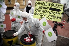 "Radioaktywne" beczki przed kancelarią premiera 