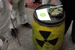 "Radioaktywne" beczki przed kancelarią premiera 