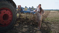 "Rolnicy": Kobieta za kierownicą potężnego ciągnika rolniczego