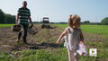 "Rolnicy": Wnuczka z dziadkiem ramię w ramię na wykopkach