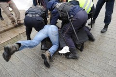 "Solidarni 2010" usunięci sprzed Pałacu Prezydenckiego