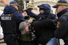 "Solidarni 2010" usunięci sprzed Pałacu Prezydenckiego