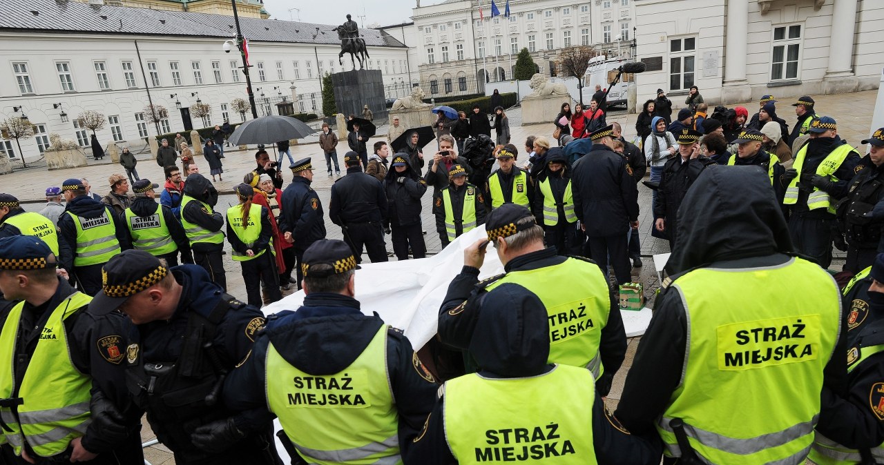 "Solidarni 2010" usunięci sprzed Pałacu Prezydenckiego