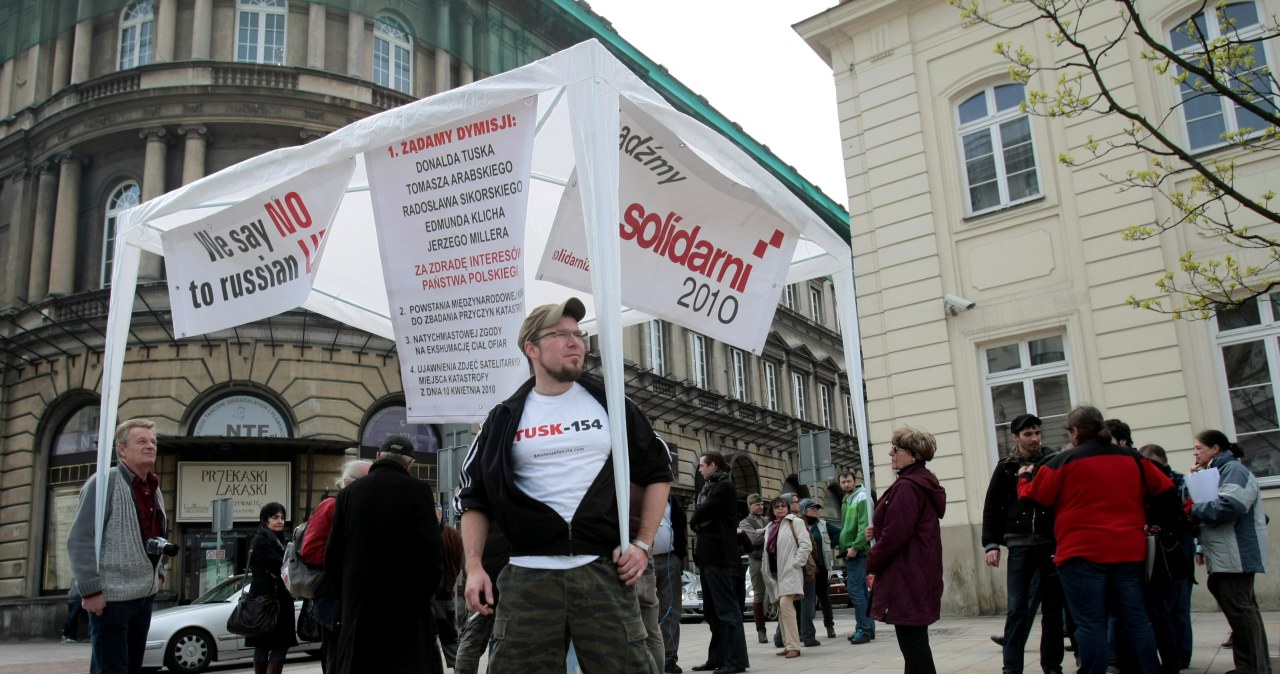 "Solidarni 2010" wrócili z namiotem przed Pałac Prezydencki