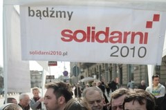"Solidarni 2010" wrócili z namiotem przed Pałac Prezydencki