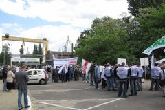 "Szczecin chce żyć!" - związkowcy manifestują przed bramą stoczni 