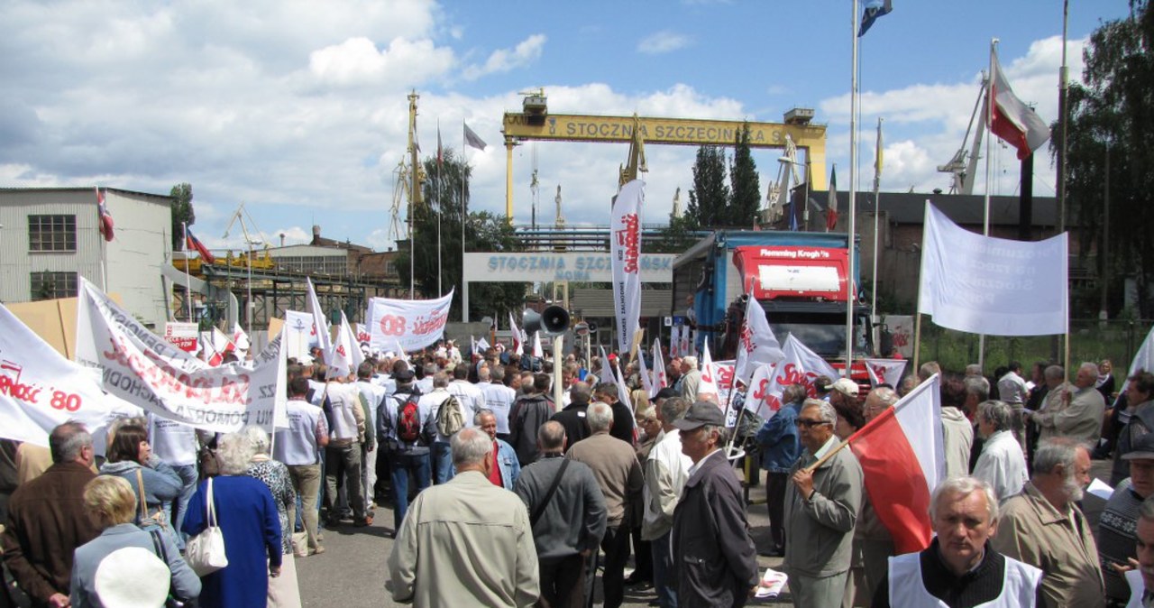 "Szczecin chce żyć!" - związkowcy manifestują przed bramą stoczni 