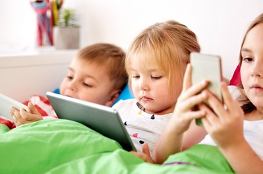 "Uwaga! Smartfon" - jak skuteczniej pomagać dzieciom cieszyć się pełnią życia 