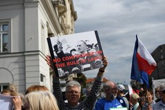 "W obronie wolnych sądów". Protest przed Pałacem Prezydenckim