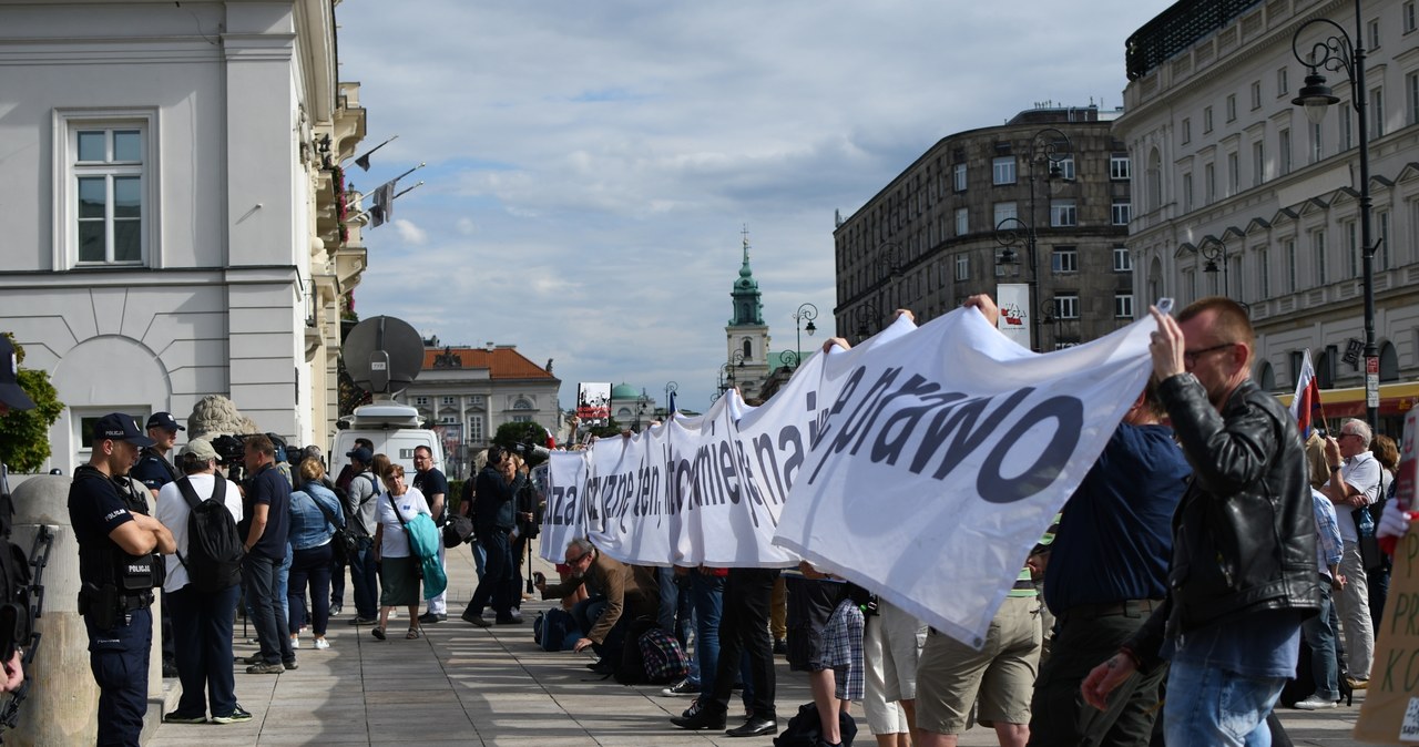 "W obronie wolnych sądów". Protest przed Pałacem Prezydenckim