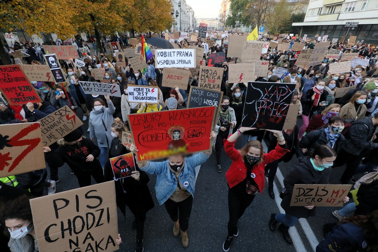 "Walczcie z wirusem, nie z kobietami". Siódmy dzień protestów ws. aborcji [RELACJA]