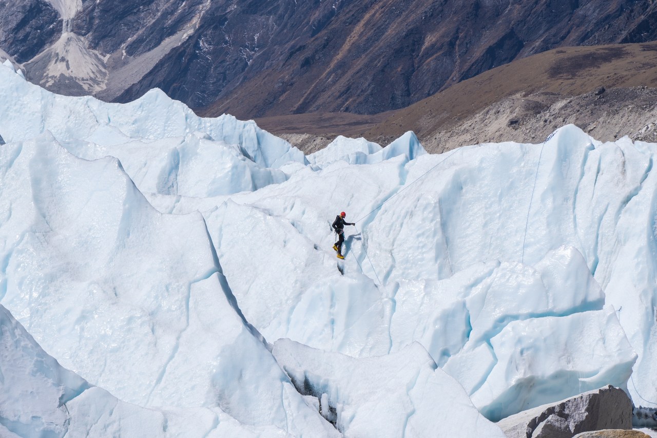 "​Wielki na 30 metrów i niestabilny". Droga na Mount Everest zablokowana