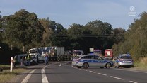 "Wydarzenia": Wypadek śmiertelny. Audi uderzyło w ciężarówkę, a ta w busa z pasażerami