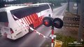 "Wydarzenia": Zignorował opuszczone rogatki. Kierowca autobusu wjechał na przejazd kolejowy