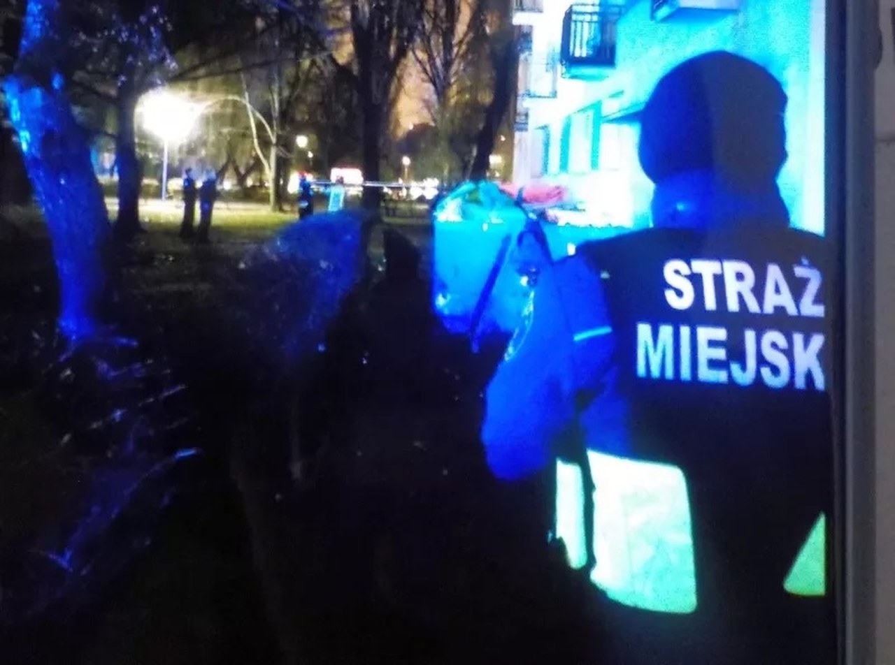 "Zimno, boli". Kobieta leżała na trawie przed blokiem, wypadła z drugiego piętra