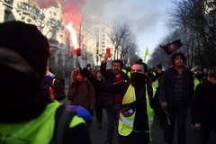 "Żółte kamizelki" znów protestują. Doszło do starć z policją