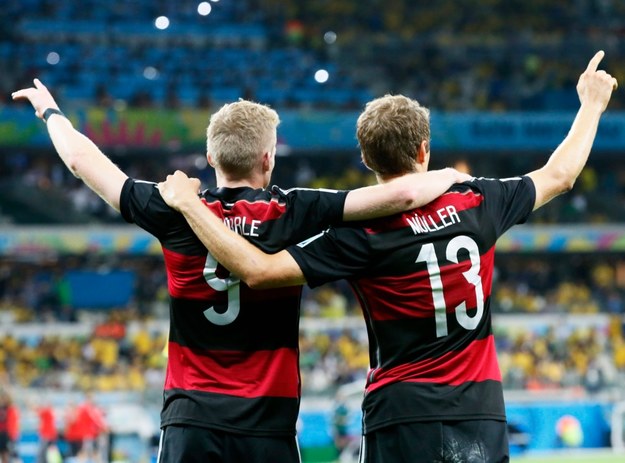 Andre Schuerrle i Thomas Mueller po jednym z goli dla Niemiec w półfinałowym pojedynku z Brazylią /Dennis Sabangan /PAP/EPA