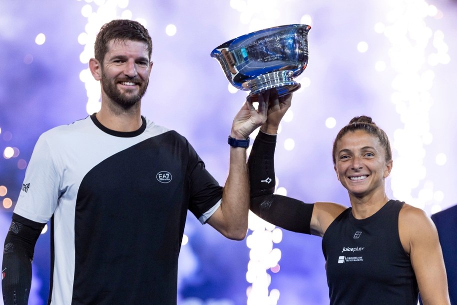 Andrea Vavassori i Sara Errani z trofeum za zwycięstwo w mikście /JUSTIN LANE /PAP/EPA