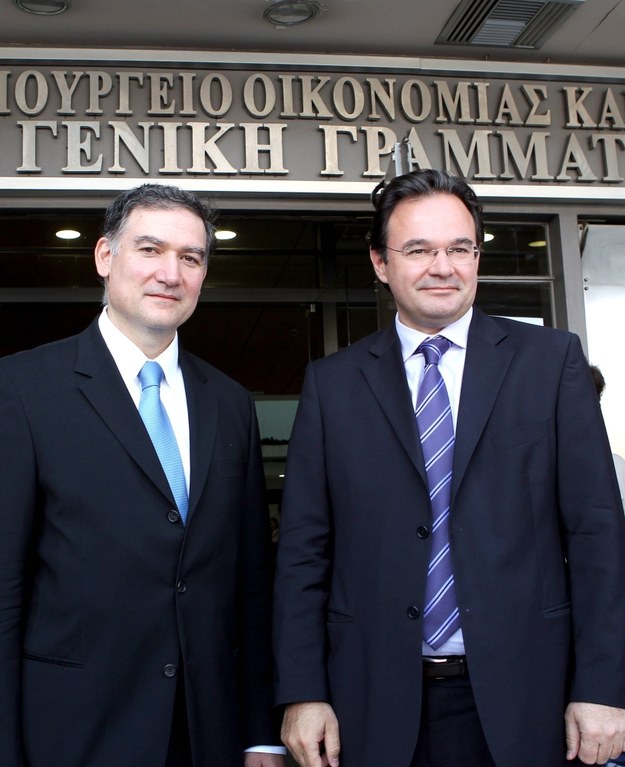 Andreas Georgiu (po lewej) tuż po objęciu funkcji szefa Elstatu i ówczesny minister finansów Grecji Jeorjos Papakonstandinu (22 lipca 2010) /PANTELIS SAITAS /PAP/EPA