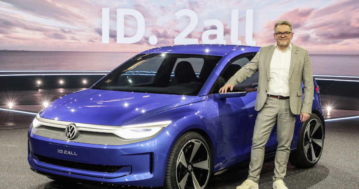 Andreas Mindt - nowy szef designu marki Volkswagen - przy swoim dziele: modelu ID. 2all /materiały prasowe