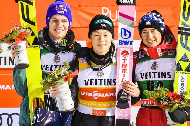 Andreas Wellinger, Ryoyu Kobayashi i Kamil Stoch na podium drugiego konkursu PŚ w Kuusamo /Kimmo Brandt /PAP/EPA