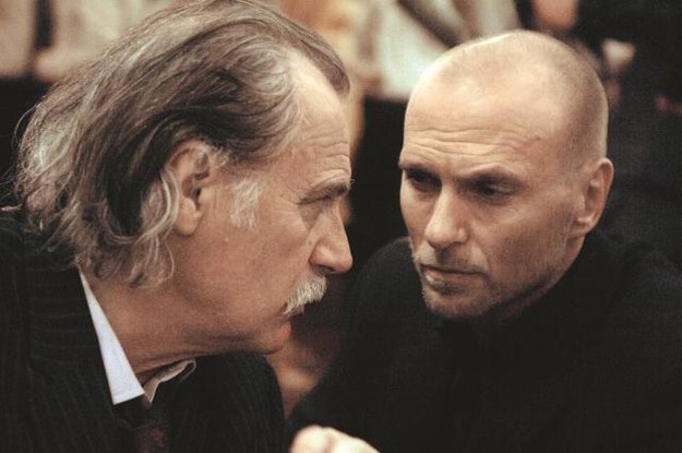 Szkarłatna wdowa: Serial o świecie mafii Andrei (Rade Šerbedžija z lewej) prosi Luthera (Luke Goss), by zadbał o jego córkę. /Mat. Prasowe