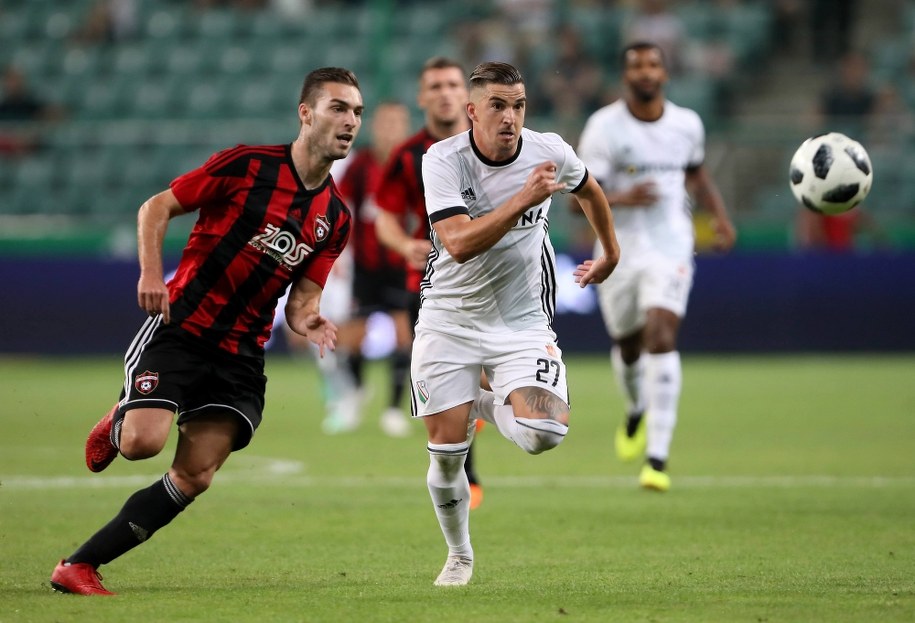 Andrej Kadlec ze Spartaka Trnawa i piłkarz Legii Warszawa Carlitos podczas pierwszego meczu obu drużyn w 2. rundzie eliminacji Ligi Mistrzów / 	Leszek Szymański    /PAP