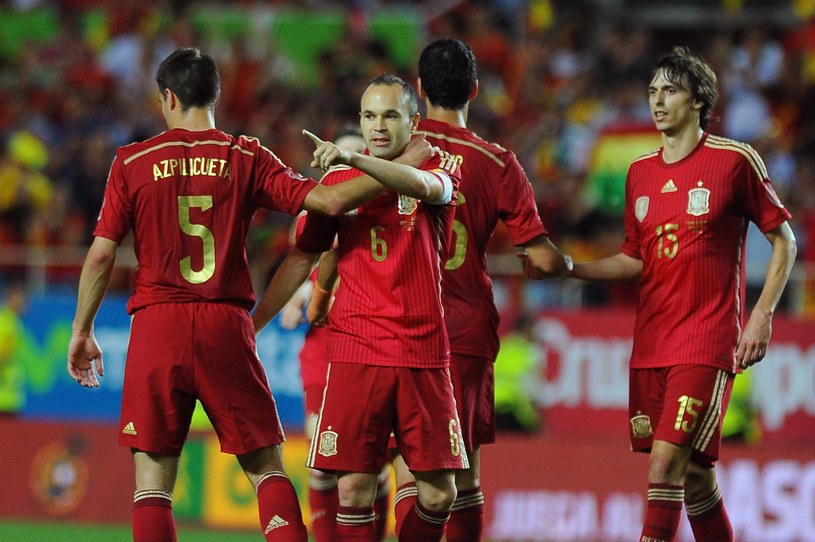Andres Iniesta (numer sześć) przyjmuje gratulacje po strzelonym golu /AFP