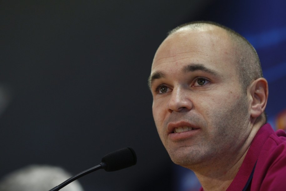Andres Iniesta podczas konferencji prasowej /ALEJANDRO GARCIA  /PAP/EPA