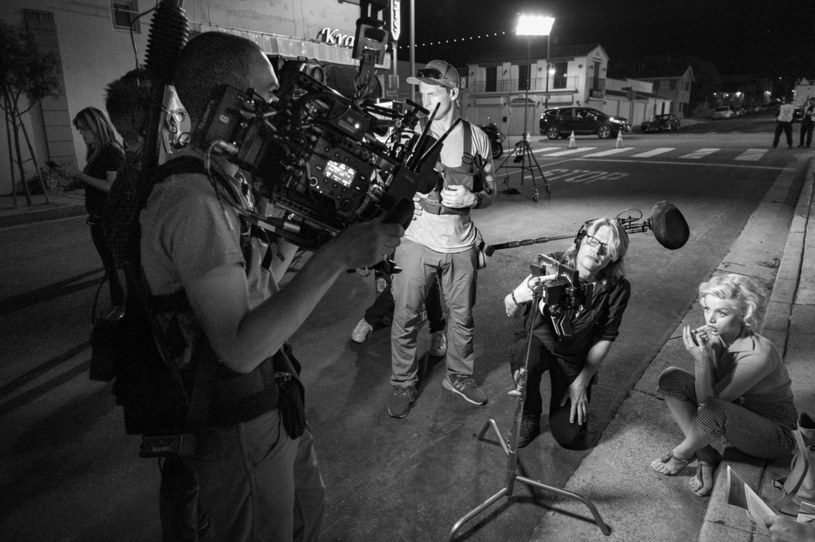 Andrew Dominik podczas kręcenia "Blondynki" /Matt Kennedy / Netflix © 2022 /materiały prasowe