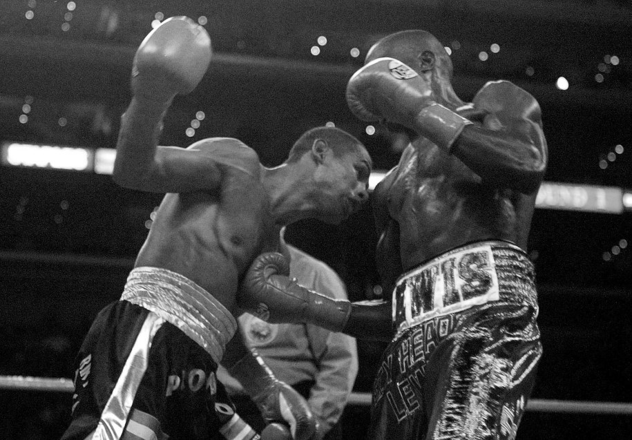 Andrew Lewis (po prawej) na ringu /LEE CELANO   /PAP/EPA