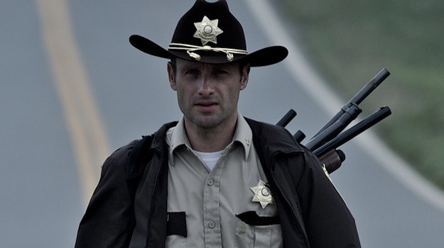 Andrew Lincoln w scenie z serialu "The Walking Dead" /materiały prasowe