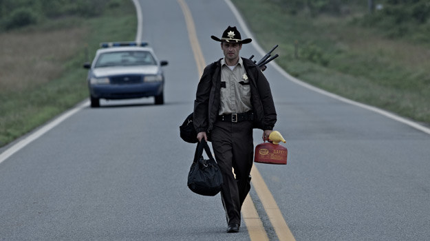 Andrew Lincoln w scenie z serialu "The Walking Dead" /materiały prasowe