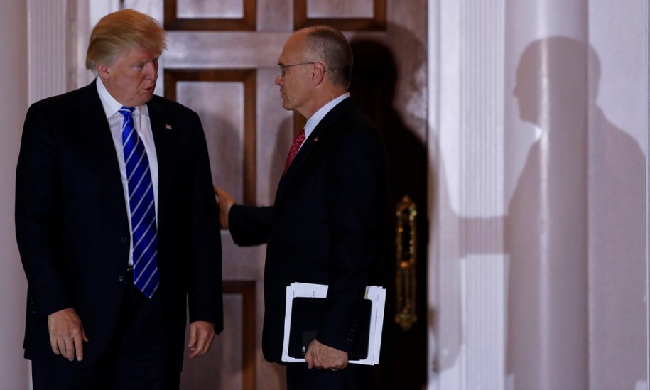 Andrew Puzder i Donald Trump na zdjęciu z listopada 2016 r. /AUDE GUERRUCCI  /PAP/DPA